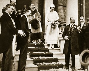 乔治国王挥手告别皇家公主的女儿，1923年她与卡内基勋爵一起度蜜月 作者 英国摄影师
